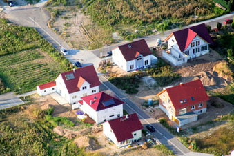 Nouvelle zone de développement Am Höhenweg à Kandel dans le département Rhénanie-Palatinat, Allemagne du point de vue du drone