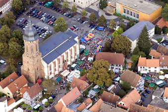 Vue aérienne de Église dans le vieux centre-ville à Kandel dans le département Rhénanie-Palatinat, Allemagne