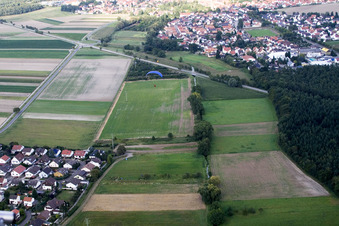Vue aérienne de Prairies de la vallée d'Erlenbach à Hatzenbühl dans le département Rhénanie-Palatinat, Allemagne