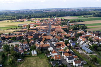 Rue principale à le quartier Hayna in Herxheim bei Landau dans le département Rhénanie-Palatinat, Allemagne hors des airs
