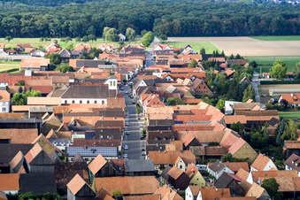 Rue principale à le quartier Hayna in Herxheim bei Landau dans le département Rhénanie-Palatinat, Allemagne vue d'en haut