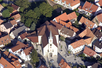 Vue oblique de Église catholique de l'Assomption de Marie à le quartier Maximiliansau in Wörth am Rhein dans le département Rhénanie-Palatinat, Allemagne