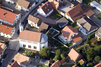 Vue aérienne de Église protestante à le quartier Maximiliansau in Wörth am Rhein dans le département Rhénanie-Palatinat, Allemagne