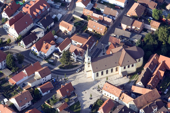 Église catholique de l'Assomption de Marie à le quartier Maximiliansau in Wörth am Rhein dans le département Rhénanie-Palatinat, Allemagne d'en haut