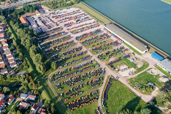 Vue aérienne de Espace de stockage pour camions Daimler dans le parc industriel à le quartier Maximiliansau in Wörth am Rhein dans le département Rhénanie-Palatinat, Allemagne