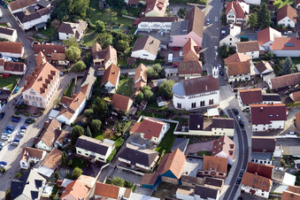 Vue aérienne de Église protestante à le quartier Maximiliansau in Wörth am Rhein dans le département Rhénanie-Palatinat, Allemagne