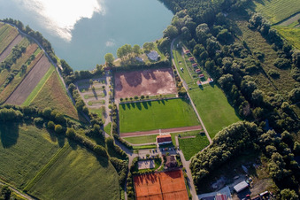 Vue aérienne de Terrains de sport du club de football Neuburg 1923 eV à Neuburg am Rhein dans le département Rhénanie-Palatinat, Allemagne