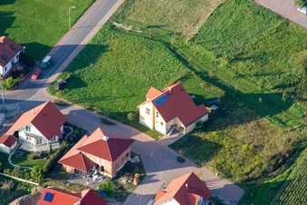 Vue aérienne de Uhlandstr à Neuburg am Rhein dans le département Rhénanie-Palatinat, Allemagne