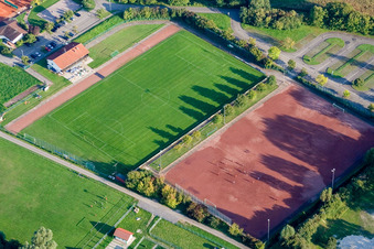 Photographie aérienne de Terrains de sport du club de football Neuburg 1923 eV à Neuburg am Rhein dans le département Rhénanie-Palatinat, Allemagne