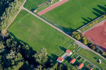 Vue oblique de Terrains de sport du club de football Neuburg 1923 eV à Neuburg am Rhein dans le département Rhénanie-Palatinat, Allemagne