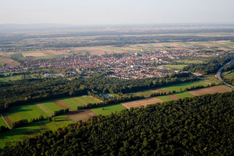 Vue de la ville depuis le sud-ouest à Kandel dans le département Rhénanie-Palatinat, Allemagne depuis l'avion
