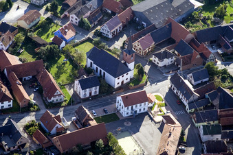 Vue aérienne de Bâtiment d'église au centre du village à Salmbach dans le département Bas Rhin, France