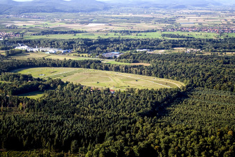 Vue aérienne de Hippodrome, Altenstadt à Wissembourg à le quartier Altenstadt in Wissembourg dans le département Bas Rhin, France