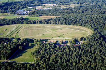Vue aérienne de Hippodrome de la Hardt en Alsace à le quartier Altenstadt in Wissembourg dans le département Bas Rhin, France