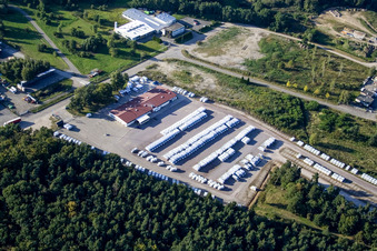 Vue aérienne de Installation de stockage de caravanes Bürstner dans la zone industrielle et commerciale à Altenstadt à le quartier Altenstadt in Wissembourg dans le département Bas Rhin, France