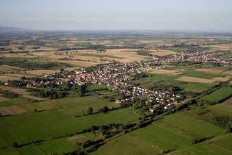 Vue aérienne de Vue de la ville depuis le sud-ouest à Kapsweyer dans le département Rhénanie-Palatinat, Allemagne