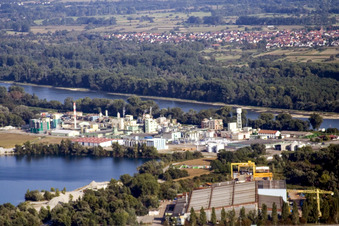 Vue aérienne de Rohm & Haas Chemie am Rhein à Lauterbourg dans le département Bas Rhin, France