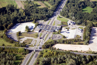 Photographie aérienne de Aires de stationnement pour camions et stockage en plein air à l'ancien poste frontière de Lauterbourg, aujourd'hui commissariat de police fédérale de Bienwald à Scheibenhard dans le département Bas Rhin, France