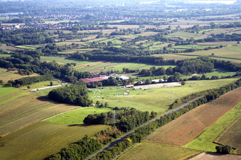 Vue aérienne de Centre équestre à Neewiller-près-Lauterbourg dans le département Bas Rhin, France