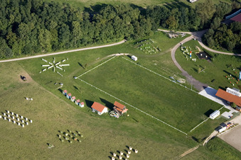 Centre équestre à Neewiller-près-Lauterbourg dans le département Bas Rhin, France d'en haut