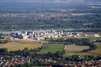 Vue aérienne de L'industrie sur le Rhin à Beinheim dans le département Bas Rhin, France