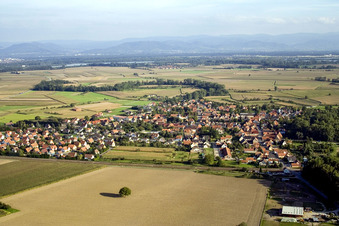 Vue aérienne de De l'ouest à Roppenheim dans le département Bas Rhin, France