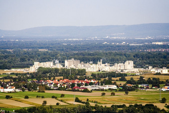 Vue aérienne de L'industrie sur le Rhin à Beinheim dans le département Bas Rhin, France
