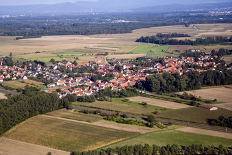 Vue aérienne de Du sud-ouest à Roppenheim dans le département Bas Rhin, France