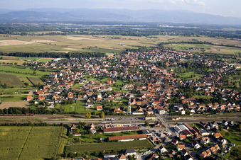 Roeschwoog de l'ouest à Rœschwoog dans le département Bas Rhin, France d'en haut