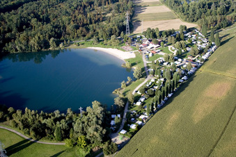 Vue aérienne de Caravane et tentes - camping - et emplacement tente Camping Plage du Staedly à Rœschwoog dans le département Bas Rhin, France