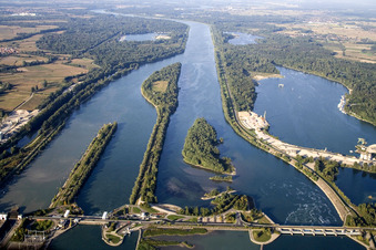 Photographie aérienne de Écluses et échelle à poissons sur les rives de la voie navigable du Rhin entre Gambsheim et Freistett à le quartier Freistett in Rheinau dans le département Bade-Wurtemberg, Allemagne