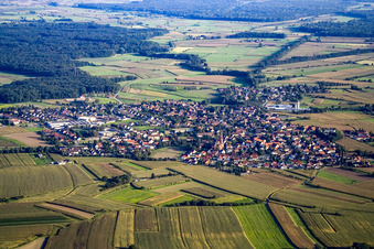Vue aérienne de Village du nord-ouest à le quartier Rheinbischofsheim in Rheinau dans le département Bade-Wurtemberg, Allemagne