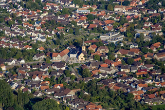Vue aérienne de St. George et l'administration de la ville Rheinau à le quartier Freistett in Rheinau dans le département Bade-Wurtemberg, Allemagne