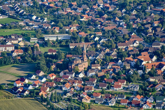 Vue aérienne de Église Rheinbischofsheim à le quartier Rheinbischofsheim in Rheinau dans le département Bade-Wurtemberg, Allemagne