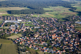 Vue aérienne de Bâtiment d'église au centre du village à le quartier Rheinbischofsheim in Rheinau dans le département Bade-Wurtemberg, Allemagne