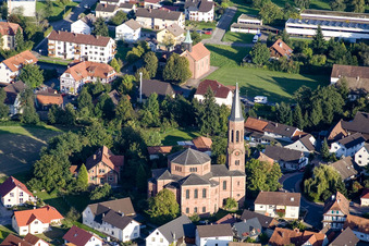Vue aérienne de Église Rheinbischofsheim à le quartier Rheinbischofsheim in Rheinau dans le département Bade-Wurtemberg, Allemagne
