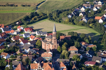 Vue oblique de Église Rheinbischofsheim à le quartier Rheinbischofsheim in Rheinau dans le département Bade-Wurtemberg, Allemagne