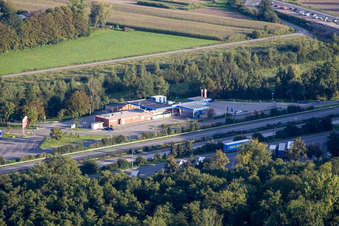 Vue aérienne de Aire de service de l'autoroute Renchtal sur l'itinéraire et les directions du trafic de l'autoroute A5 à le quartier Urloffen in Appenweier dans le département Bade-Wurtemberg, Allemagne