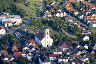 Vue aérienne de L'église Saint-Martin au cimetière à le quartier Urloffen in Appenweier dans le département Bade-Wurtemberg, Allemagne