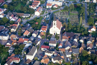 Vue aérienne de L'église Saint-Martin au cimetière à le quartier Urloffen in Appenweier dans le département Bade-Wurtemberg, Allemagne