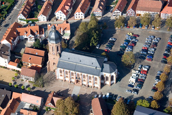 Vue aérienne de Église protestante, place du marché à Kandel dans le département Rhénanie-Palatinat, Allemagne