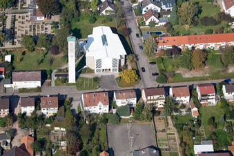 Vue aérienne de Église catholique Saint-Pie à Kandel dans le département Rhénanie-Palatinat, Allemagne