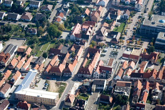 Vue aérienne de Rue principale Rheinstraße Bahnhofstr à Kandel dans le département Rhénanie-Palatinat, Allemagne