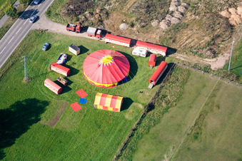 Vue aérienne de Chapiteau de cirque - dômes d'un cirque à le quartier Minderslachen in Kandel dans le département Rhénanie-Palatinat, Allemagne