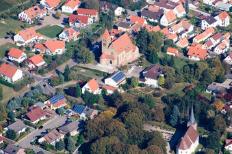 Vue aérienne de Bâtiment d'église au centre du village à Insheim dans le département Rhénanie-Palatinat, Allemagne