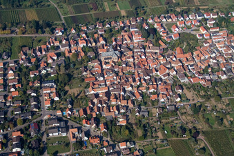 Vue des rues et des maisons dans les quartiers résidentiels à le quartier Arzheim in Landau in der Pfalz dans le département Rhénanie-Palatinat, Allemagne hors des airs