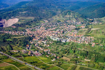 Vue aérienne de Vue de la ville au-delà de la B10 depuis le sud à Albersweiler dans le département Rhénanie-Palatinat, Allemagne