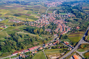Vue aérienne de Vue de la ville au-delà de la B10 depuis le sud-ouest à Siebeldingen dans le département Rhénanie-Palatinat, Allemagne