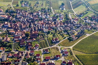 Vue aérienne de Village viticole du nord à Birkweiler dans le département Rhénanie-Palatinat, Allemagne