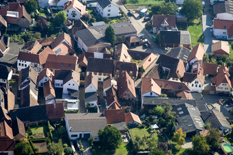 Vue aérienne de Weingut Economierat Kleinmann à Birkweiler dans le département Rhénanie-Palatinat, Allemagne